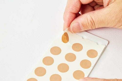 貼るだけでツボを刺激できる!? 鍼シールって？ 鍼シールおすすめ イメージ