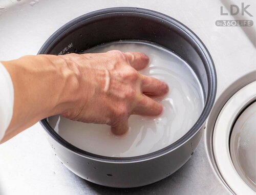 3：第1洗米をする 米とぎスティックおすすめ イメージ