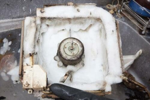 つけ置きできない羽根の裏はマジックリンの泡パックで洗浄！ イメージ