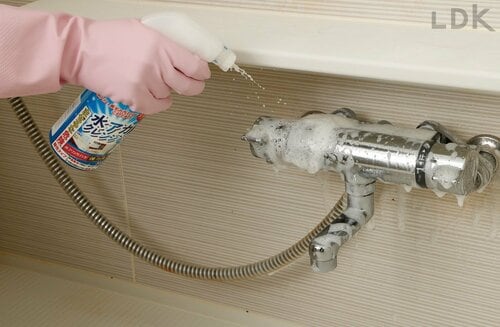 1:全体にしっかりスプレーする LDKベストバイ水垢用洗剤おすすめ イメージ