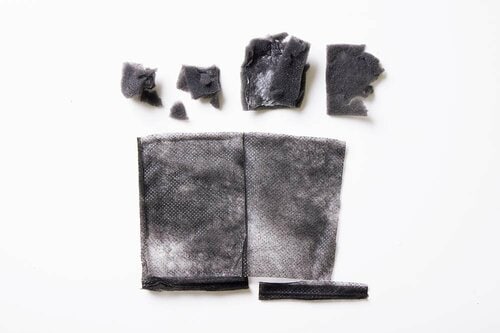 誘引剤でおびきよせ、黒いカバーの奥、高い粘着性が持続する発泡ウレタンで捕獲 ダニ取りシートおすすめ イメージ