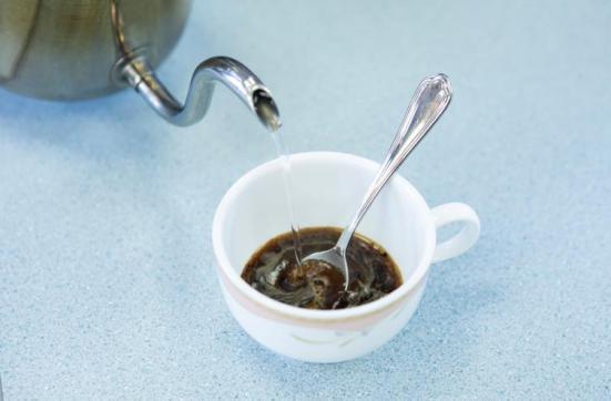 インスタントコーヒーに80～90℃のお湯を注ぐ