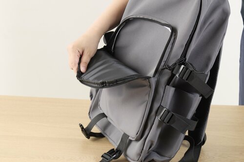 フラップポケットは一見便利だけど学生っぽい レディース向け通勤リュックおすすめ イメージ