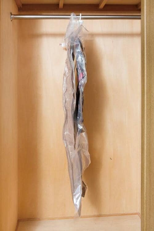 圧縮袋はニトリで吊るして収納がわかりやすい イメージ