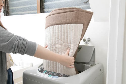 【やり方】汚れを浮かしたら、ぞうきんで挟んで掃除機で吸う イメージ6