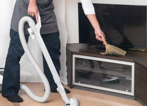 便利な小ぶりサイズの箒ですき間のホコリをサッとお掃除