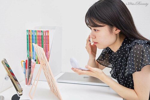 1:出社後デスクでメイク イメージ