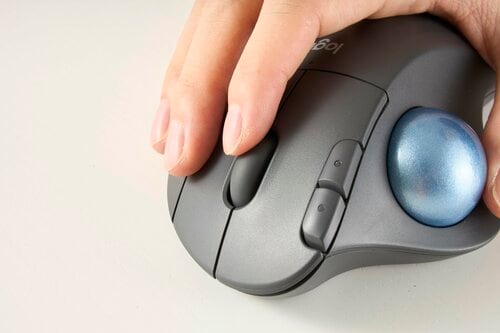 よくフィットする形状と押しやすいボタン トラックボールマウスおすすめ イメージ