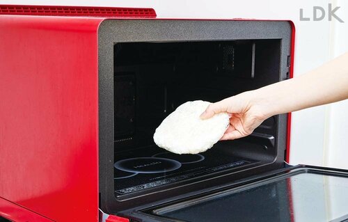 3:アルミホイルを外してレンジへ ご飯冷凍容器おすすめ イメージ