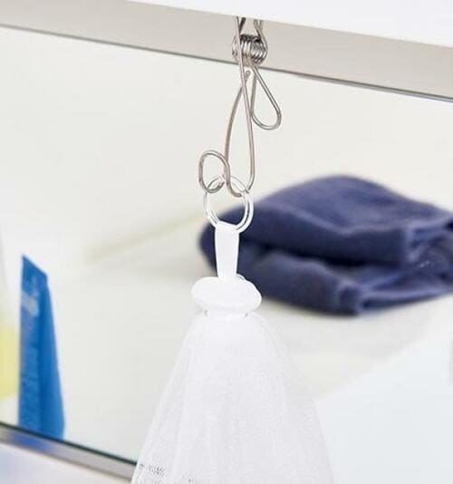 無印のワイヤークリップで泡立てネットを引っ掛け! イメージ