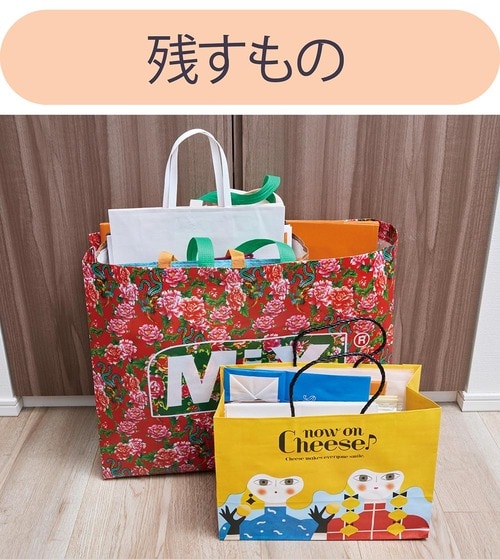 8:無限に増える紙袋は大小で仕分け クローゼットの収納アイデアおすすめ イメージ2