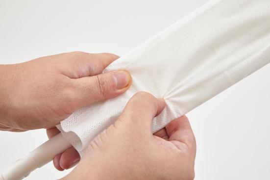すき間にスルッと入ってホコリをかき出す! カインズ「すき間ワイパー」