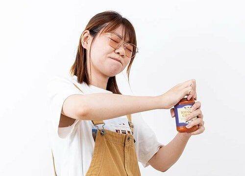 力が足りなくて瓶のフタが開けられない！ 瓶オープナーおすすめ イメージ