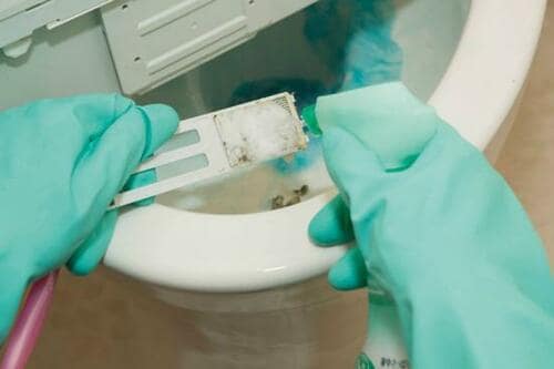 その他のニオイの元も徹底掃除！トイレフィルターの掃除にも挑戦 イメージ2