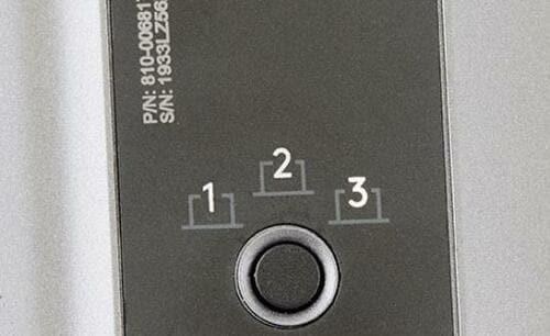 ポイント3：底面のボタンで3台の機器を切り替え可能 イメージ