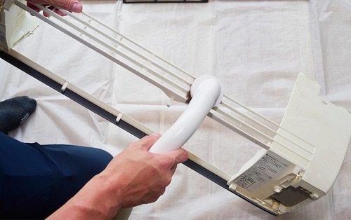 STEP4:目立つホコリを掃除機で吸い取る エアコン掃除おすすめ イメージ