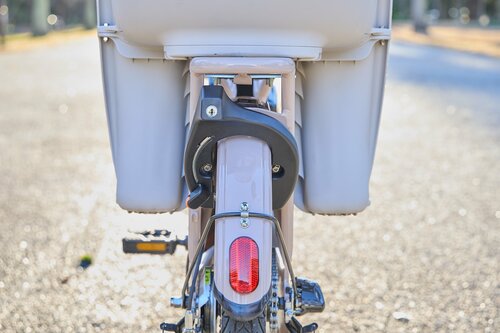  暗くなるとテールライトが自動で光る 電動アシスト自転車おすすめ イメージ