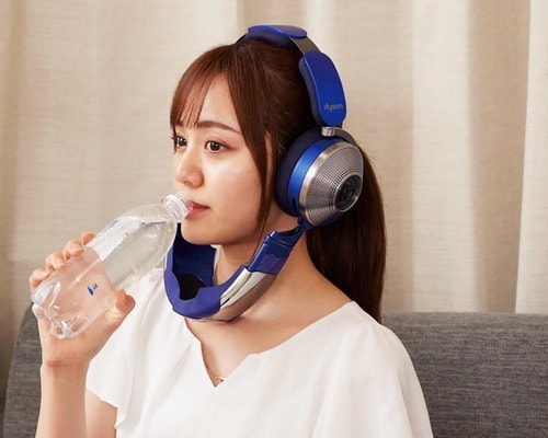 マグネット式なので簡単に下げたり外したりできる 空気清浄ヘッドホン「Dyson Zone」おすすめ イメージ