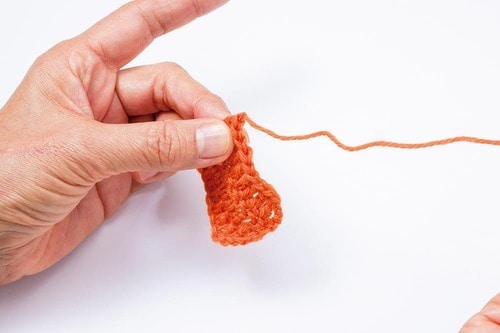 2：糸端を切ってループに通す イメージ