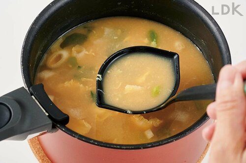 左利きでも注ぎやすい おたまおすすめ イメージ