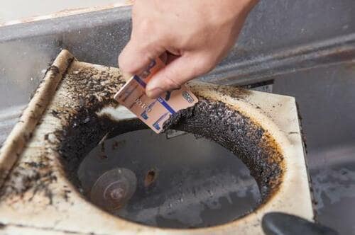 ステップ1：大まかな汚れをカードでこそぎ取る イメージ