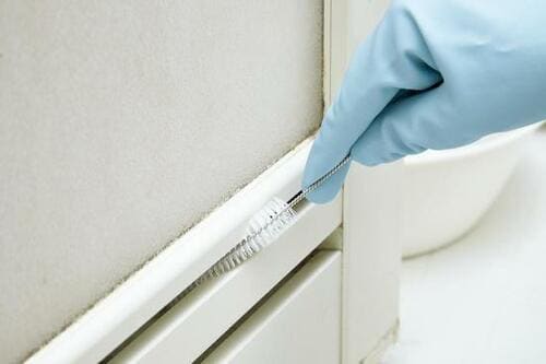 通気口のカビは「急須ブラシ」でごっそり落とす イメージ