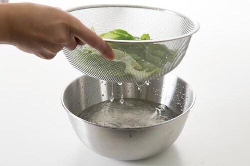 ②網目が細かい「メッシュザル」脚つきで衛生面も◎
