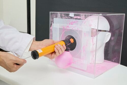 参考テスト：擬似花粉を噴射してみると…… Zoffの新作花粉・飛沫対策サングラスおすすめ イメージ