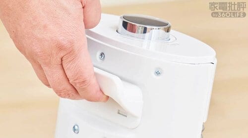 1.8kgと軽量で持ちやすい 電気ストーブ・遠赤外線ヒーターおすすめ イメージ