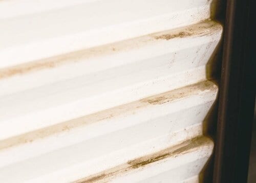 そのまま拭いちゃダメ！ 手間なく 雨戸をキレイにする方法 イメージ