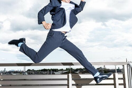 伸縮性バツグン&高級感のある生地は“跳べるフォーマル” MONOQLO創刊200号ベスト9おすすめ イメージ2