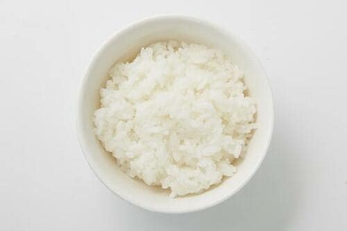 ▼茶碗に盛ったご飯 料理家が選ぶ電子レンジ炊飯器おすすめ イメージ