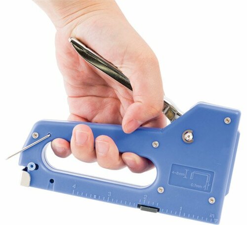 布などの貼り付けにも使えるダイソーの工作用タッカー