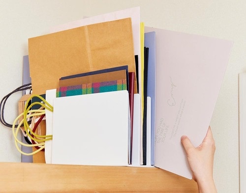 たまにしか使わないなら枕棚に立てておく! クローゼットの収納アイデアおすすめ イメージ