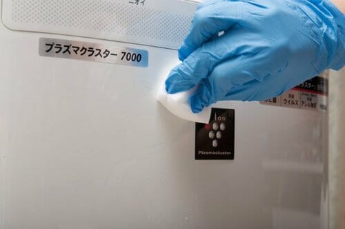 表面の傷のような黒い汚れはメラミンスポンジでこする！ イメージ3