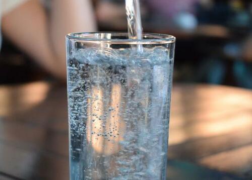 炭酸水で毛穴が小さくなる?