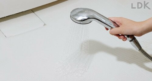 4:40〜50度のお湯でしっかり洗い流す お風呂の床の掃除方法おすすめ イメージ
