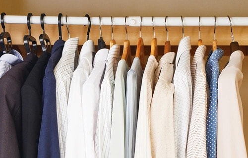 4:ハンガーは薄めにして吊るすスペースを広げる クローゼットの収納アイデアおすすめ イメージ