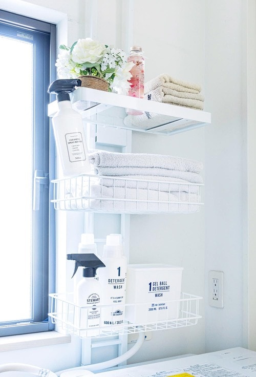 アイデア7:棚がない洗面所の救世主は突っ張りラック 洗面所の収納アイデアおすすめ イメージ