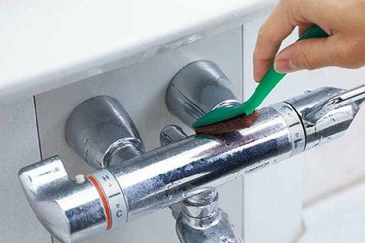 100均ダイソーとセリアのおすすめ掃除ブラシ！ 水回りが楽にキレイに
