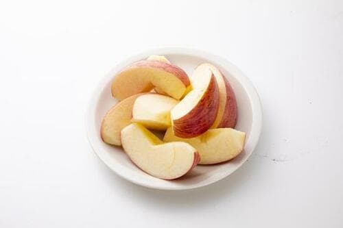 A.濃いめの緑茶や皮付きりんごを摂取。ニンニク臭はポリフェノールで撃退 オーラルケアおすすめ イメージ