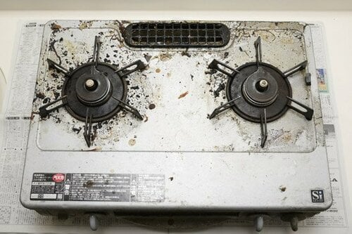 ヒタヒタの洗剤液が油を分解キャンドゥのクリーナー