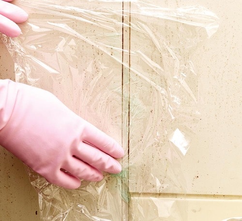 2：ガンコ汚れはラップでパック カビ取りスプレーおすすめ イメージ