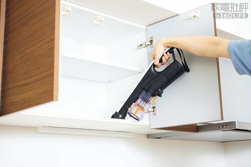 シンク上の高い棚もラクラク掃除可能 軽いコードレス掃除機おすすめ イメージ