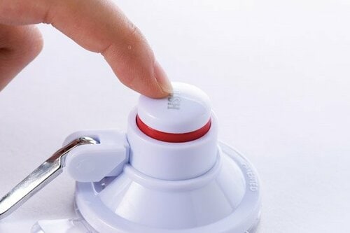 鍋やフライパンはこのフックで壁掛けに イメージ