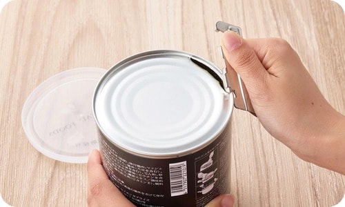 1:付属の缶切りでフタを開ける 非常食おすすめ イメージ