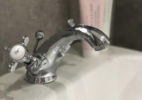 熱いお湯で洗顔すると乾燥する?