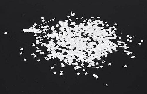 バラバラの細かい紙片に イメージ
