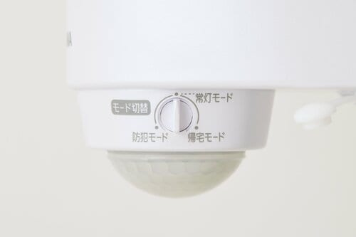 アイリスオーヤマ「LED防犯センサーライト ソーラー式 パールホワイト LSL-SBSN-400」の評価は？ ソーラーセキュリティカメラおすすめ イメージ3
