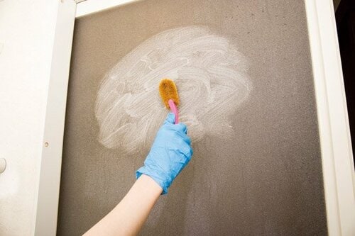 すりガラスの凸凹にカビが…カビキラーをたわしですり込む イメージ